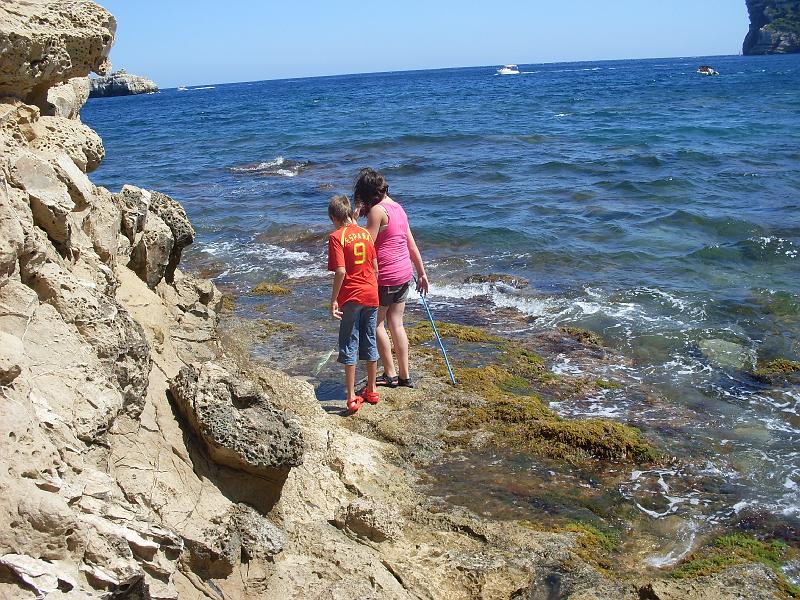 Spanien2010_6 003.jpg - Looking for animals at Playa Barraca